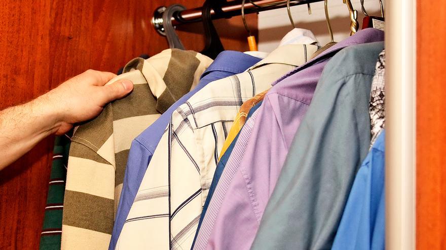 ORGANIZADOR COLGANTE  Adiós a las perchas, la tendencia para colgar toda  la ropa de una vez en un armario y puedes guardar en la maleta