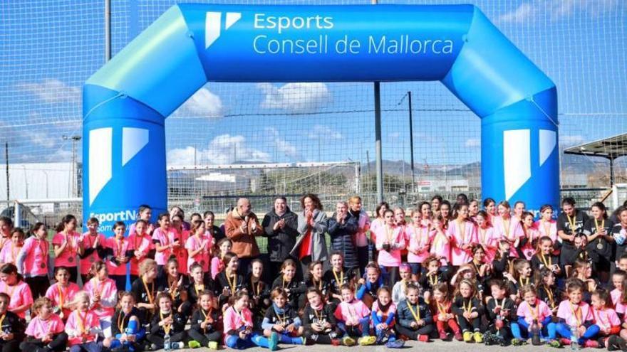 Un centenar de niñas participan en la primera diada de Fútbol femenino en Inca. | CONSELL DE MALLORCA