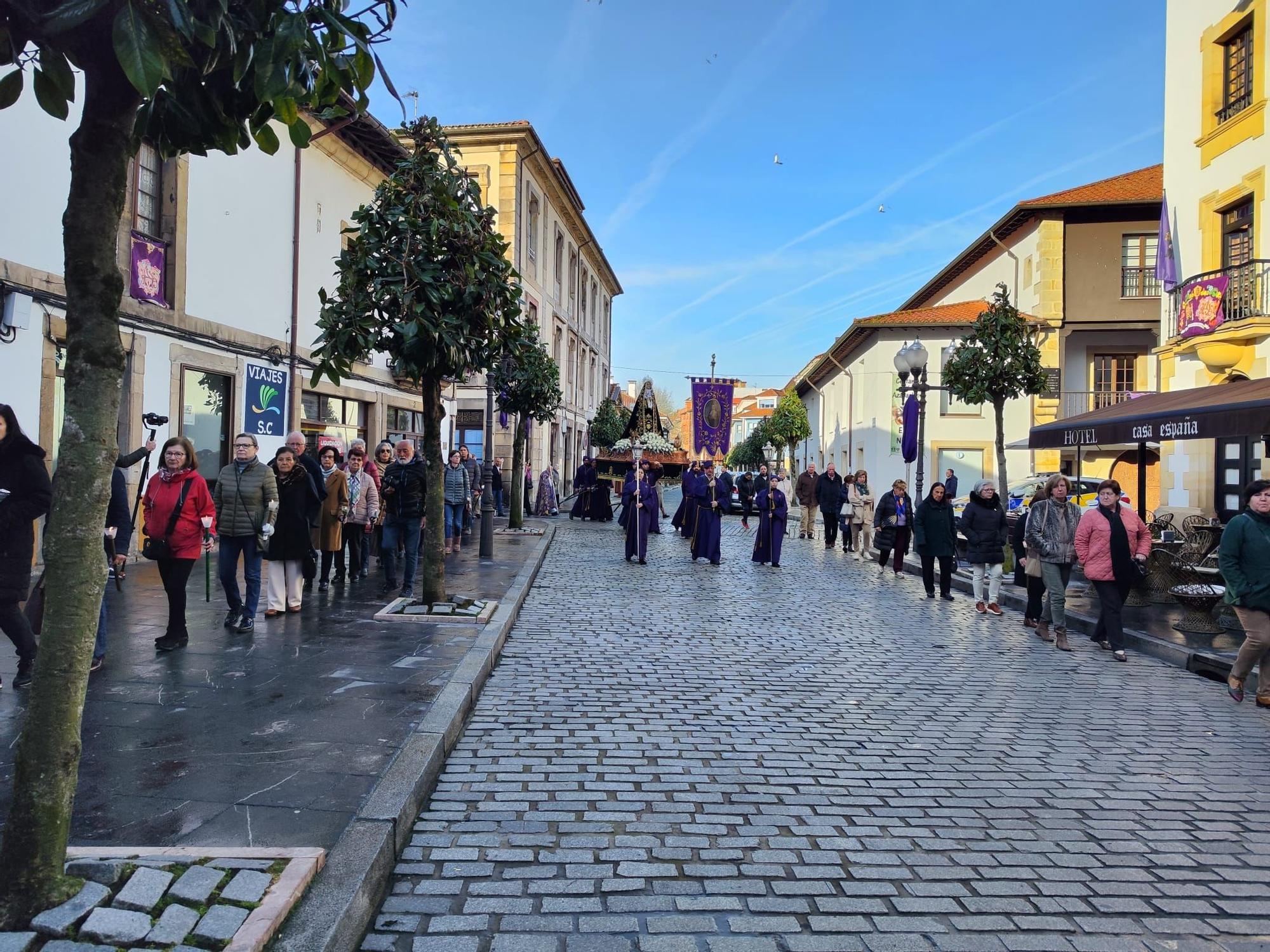 La procesión de la Soledad recorre Villaviciosa: así es la cita más íntima de la Semana Santa maliaya