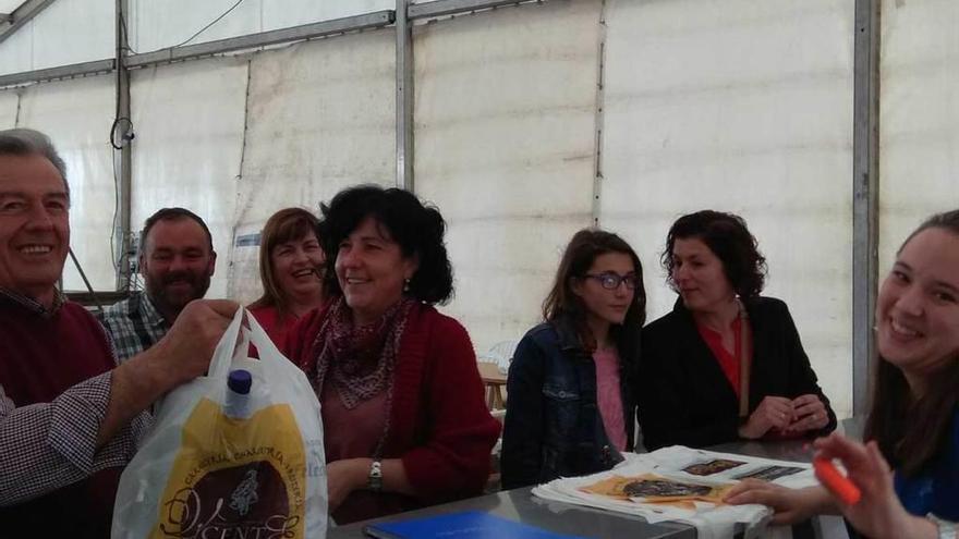 Reparto del bollu, ayer, en la carpa del Mercado de Ganados de Pola de Siero.