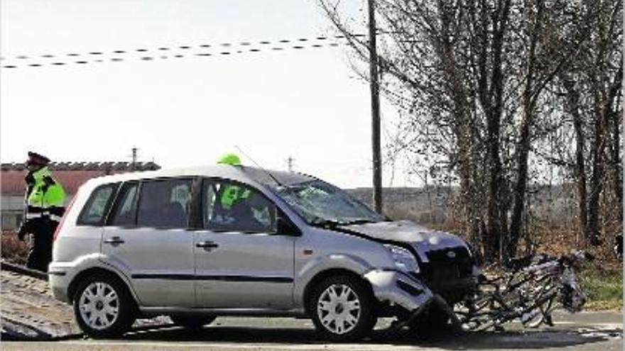 L&#039;estat en què van quedar el cotxe i les bicicletes després de l&#039;atropellament mortal d&#039;ahir a Lleida.