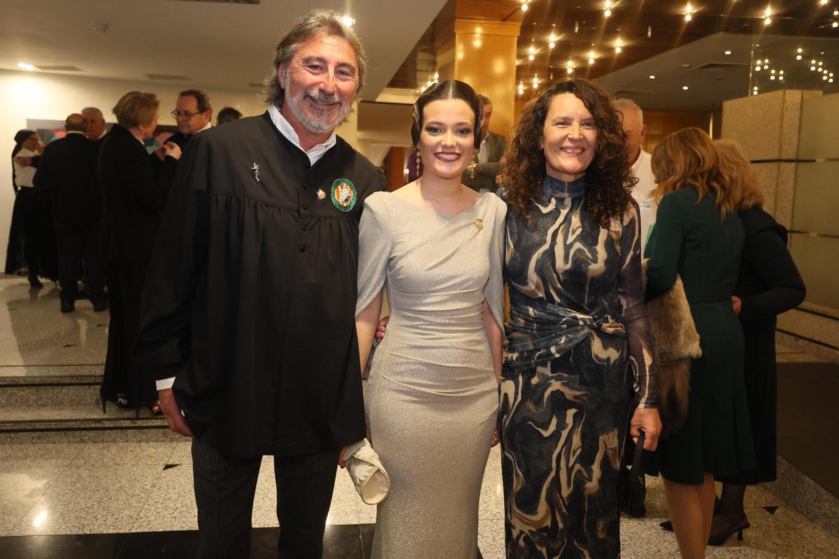 Galería de imágenes: La Filà d'En Trilles recibe el Voladoret d'Or de la Colla del Rei Barbut