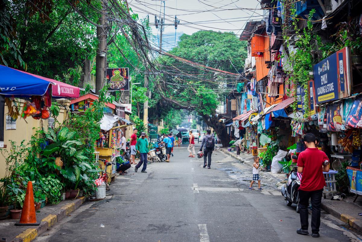 Vibrante vida callejera en Intramuros, Manila, que muestra vendedores locales y actividad comunitaria