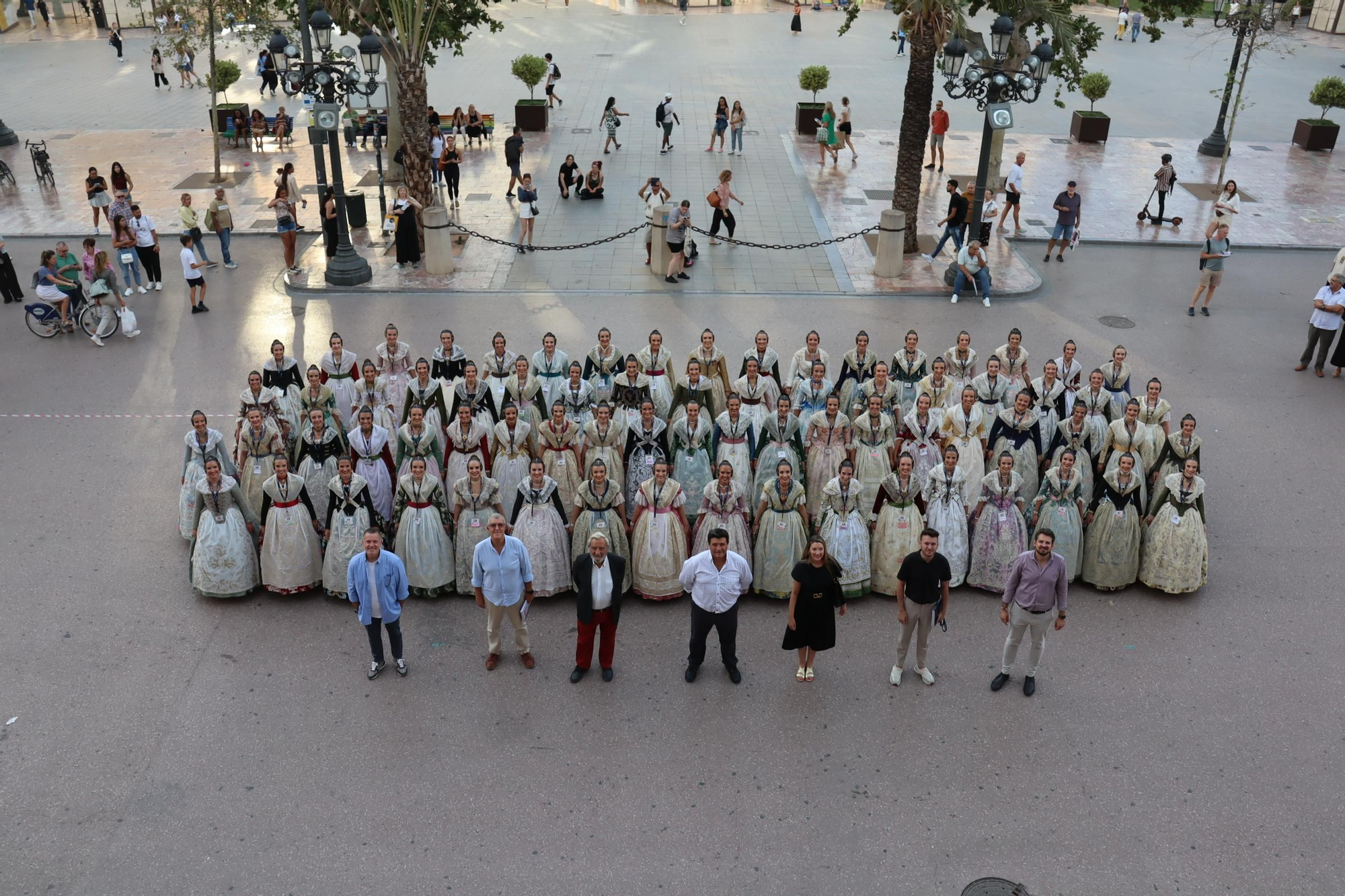 Concentración fallera en la Plaza del Ayuntamiento con las candidatas a FMV2025