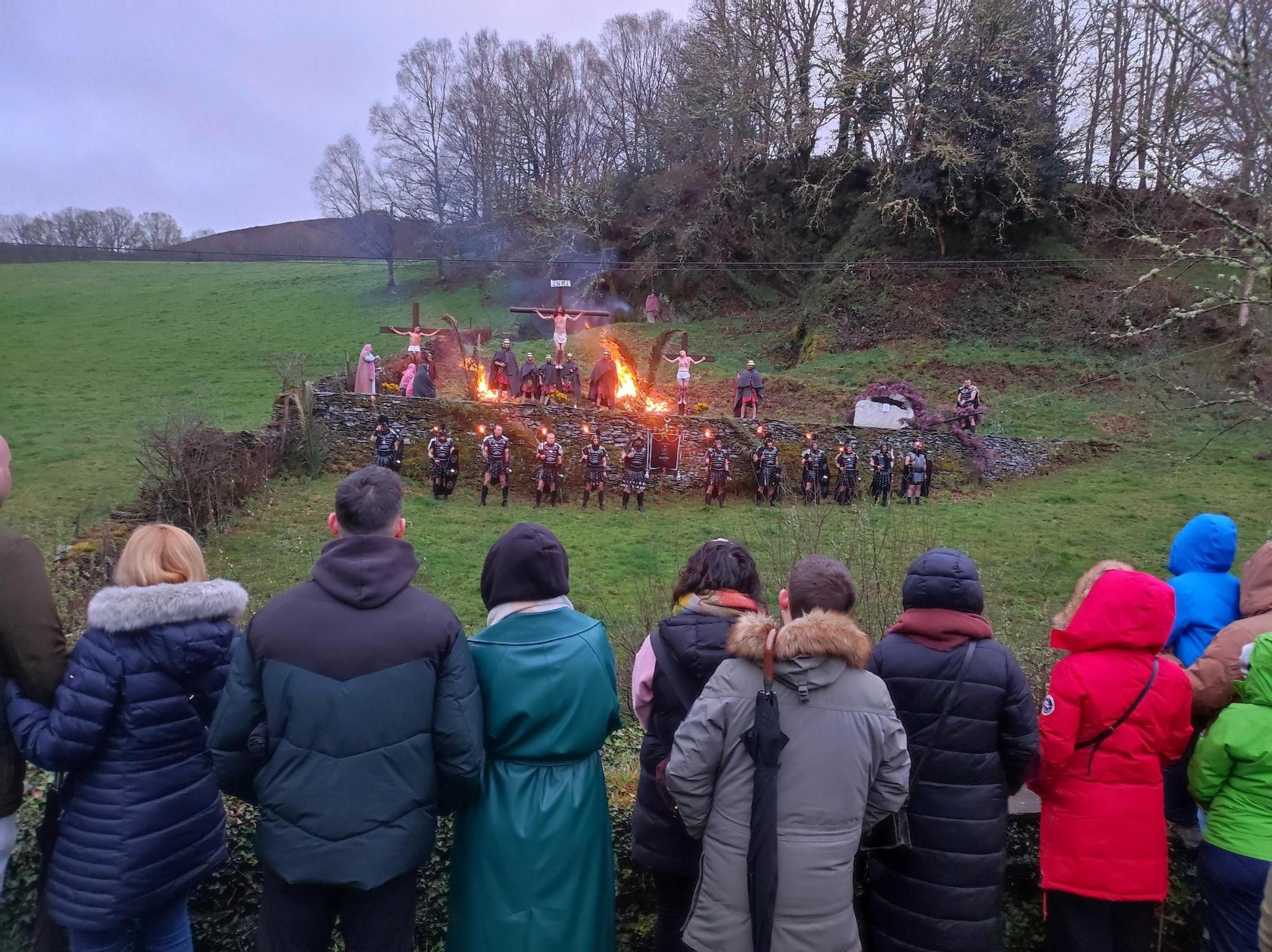 En imágenes: El espectacular vía crucis viviente de Villanueva de Oscos