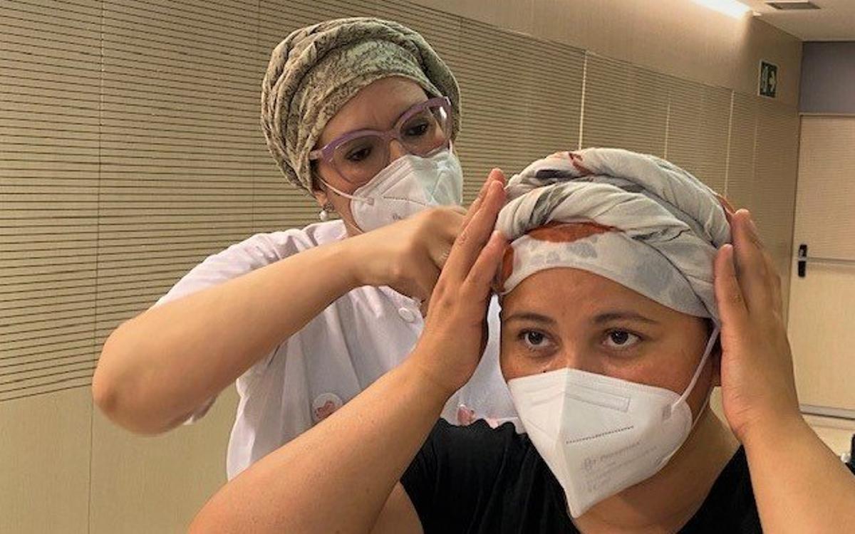 L’Esperit Sant de Santa Coloma organitza un taller de col·locació de mocador per a pacients oncològiques