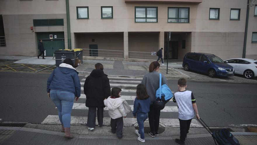 Familias de Novo Mesoiro cruzan por el paso de peatones donde hubo un atropello.