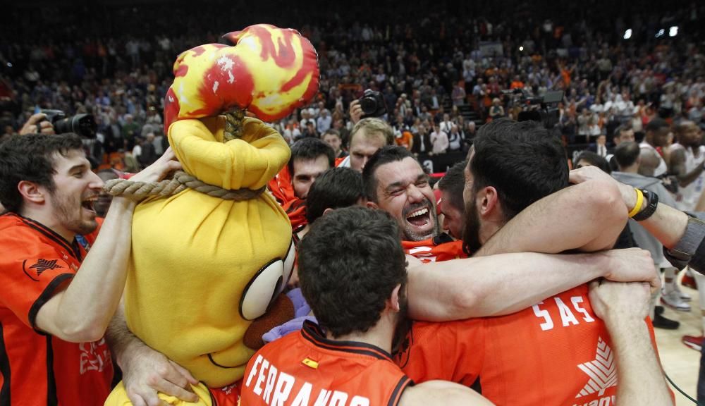 Los jugadores del Valencia BC celebran la victoria