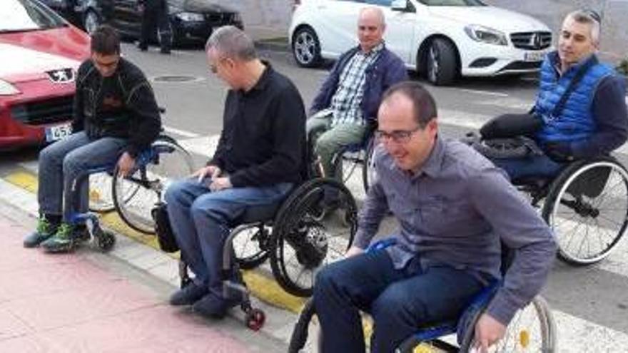 El recorregut amb cadira de rodes per diversos carrers de la vila.