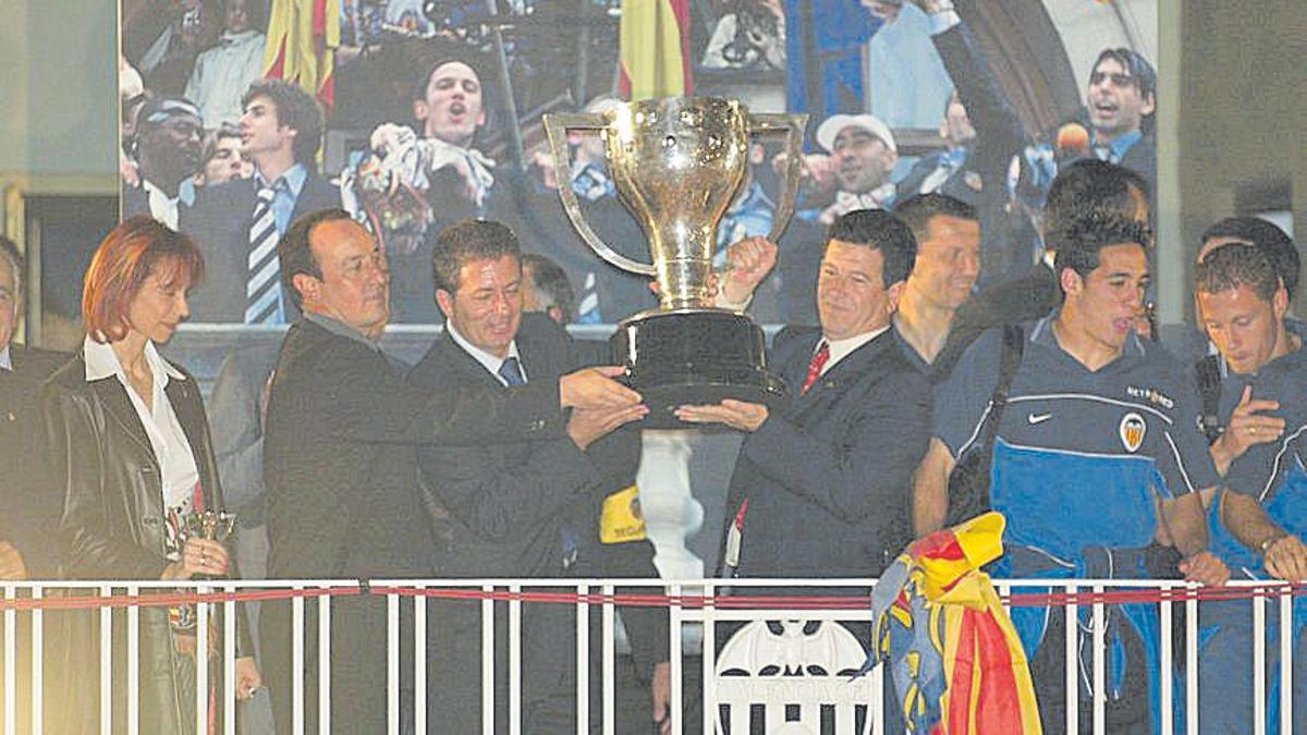 El Valencia CF ofrece el título a su afición en 2002