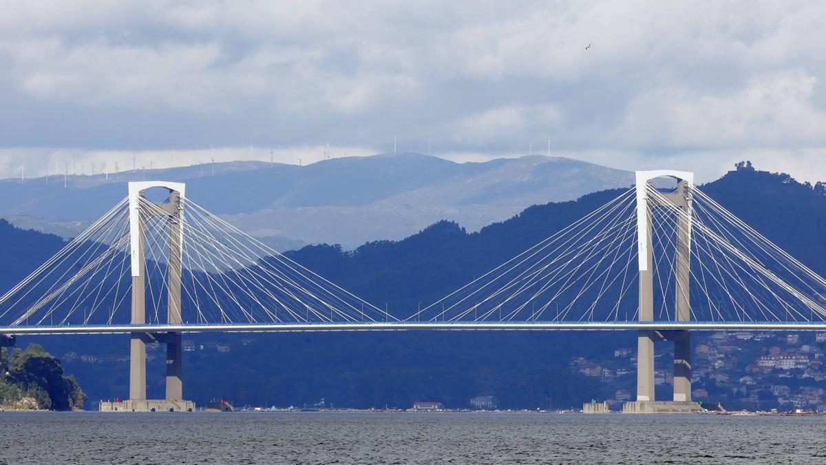 La autopista AP-9 a su paso por el puente de Rande.