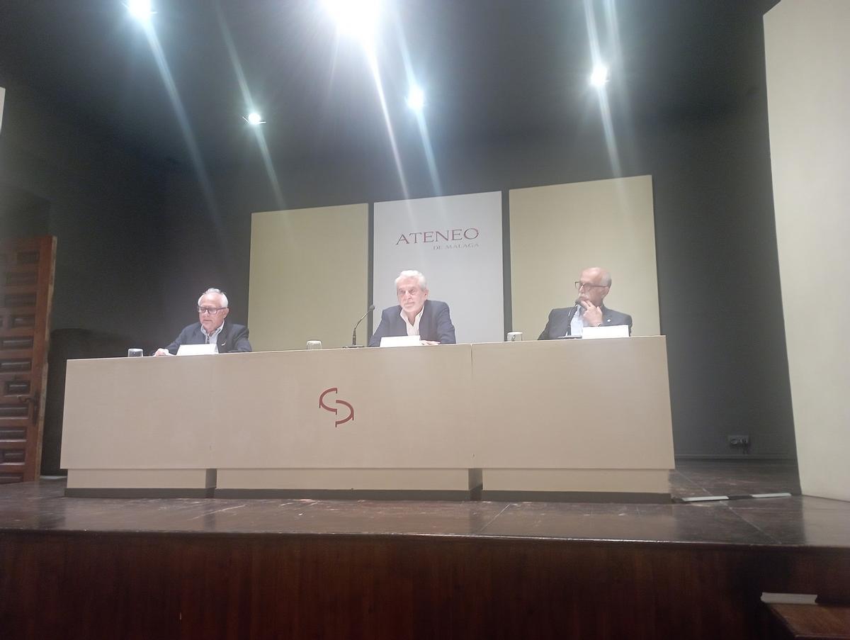 Manuel Olmedo, Francisco Cabrera y Felipe Foj, en el acto del Ateneo la pasada semana.