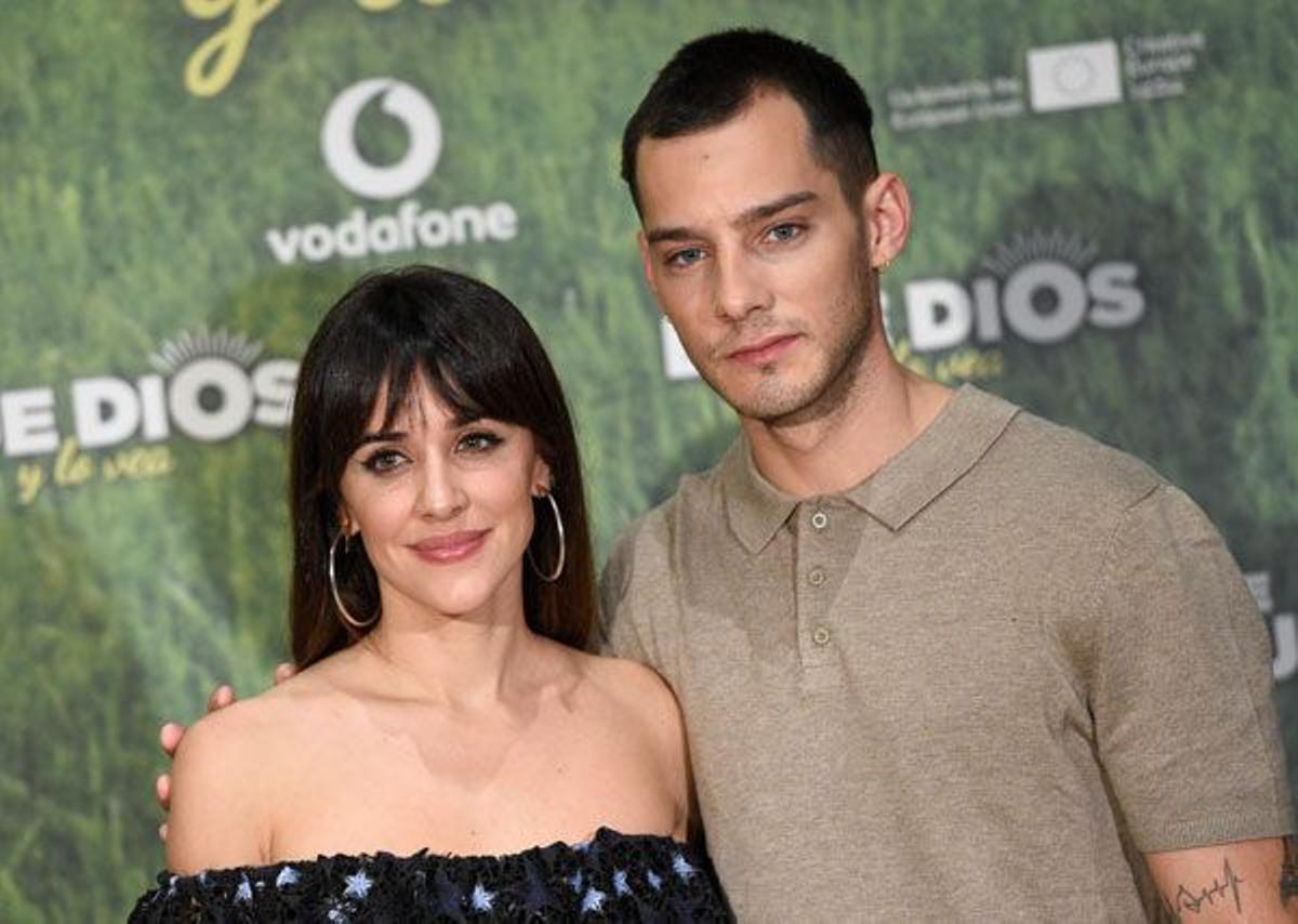 Macarena García, junto a Joel Bosqued, con flequillo 'curtain fringe' y vestido negro de estrellas