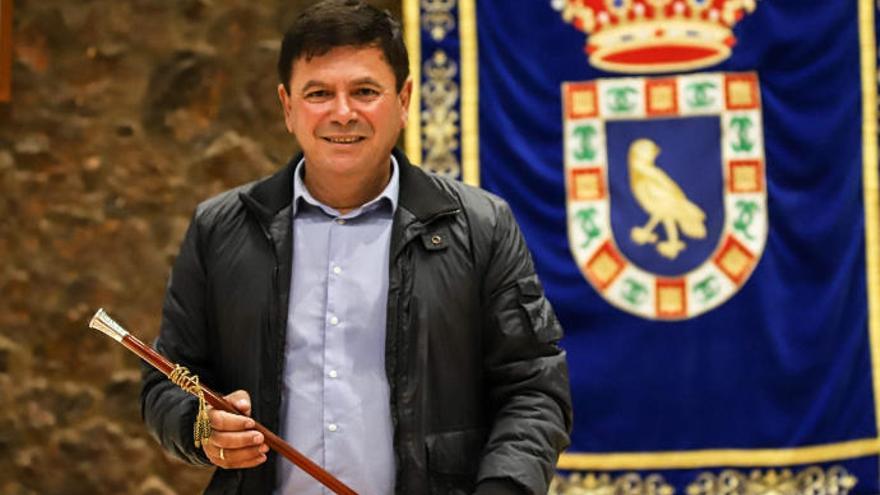 Pedro Armas, con el bastón de mando de la alcaldía de Pájara.