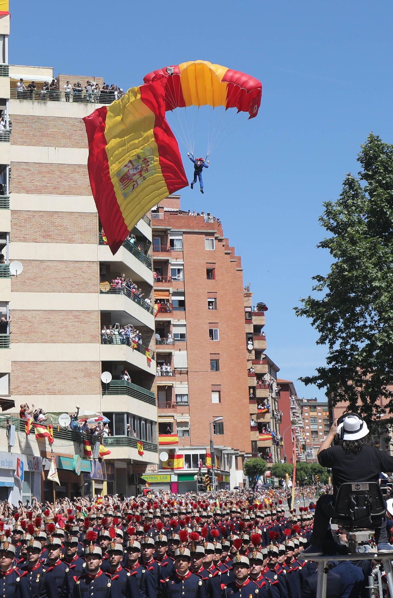 Uno de los paracaidistas, a punto de tomar tierra entre la admiración general.