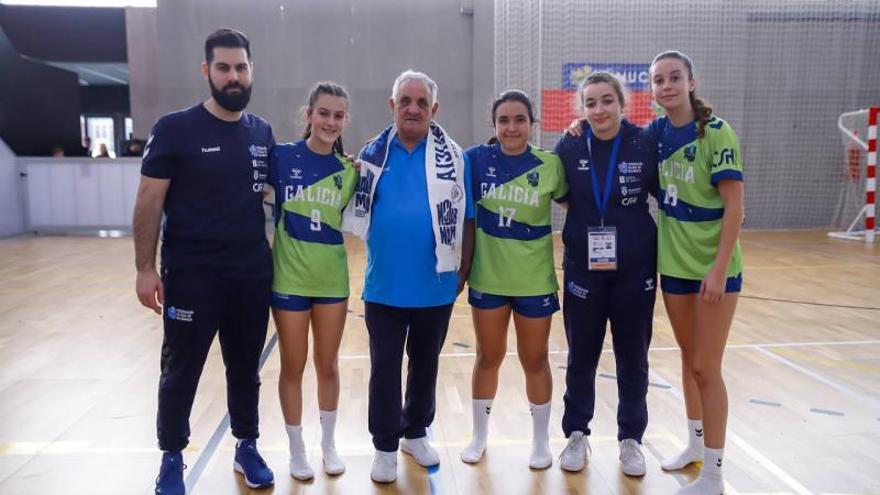 González con el balonmano femenino. | FDV