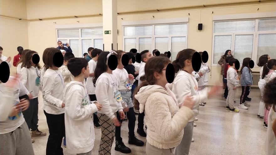 Celebración del Día de la Paz en el colegio Lloréu