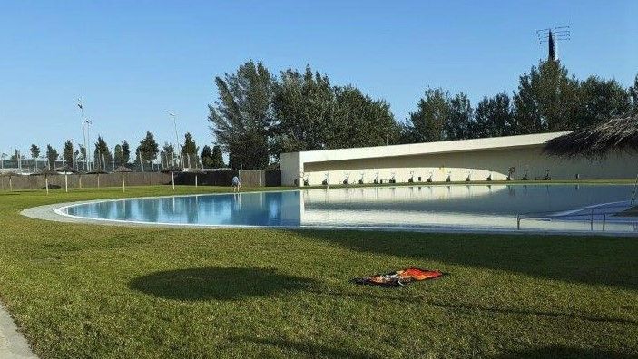 `La piscina exterior del Parc Esportiu Llobregat de Cornellà.