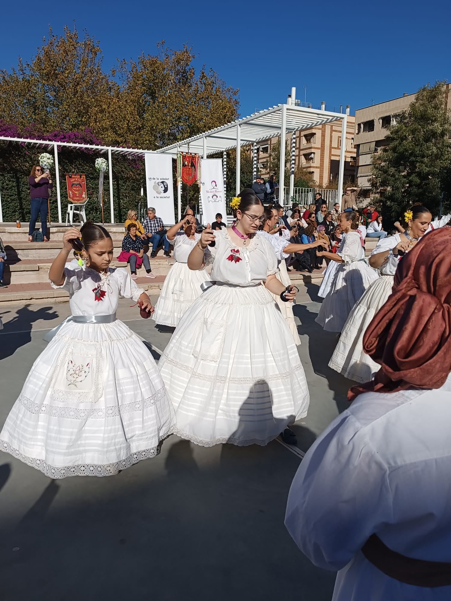 Así fue la espectacular "dansà" en ropa interior de la falla Mont de Pietat