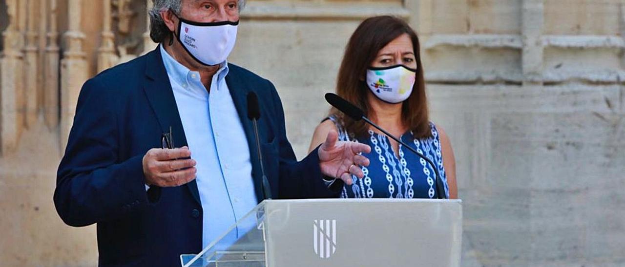 El conseller March, ayer en la presentación de la ley junto a la presidenta Armengol.