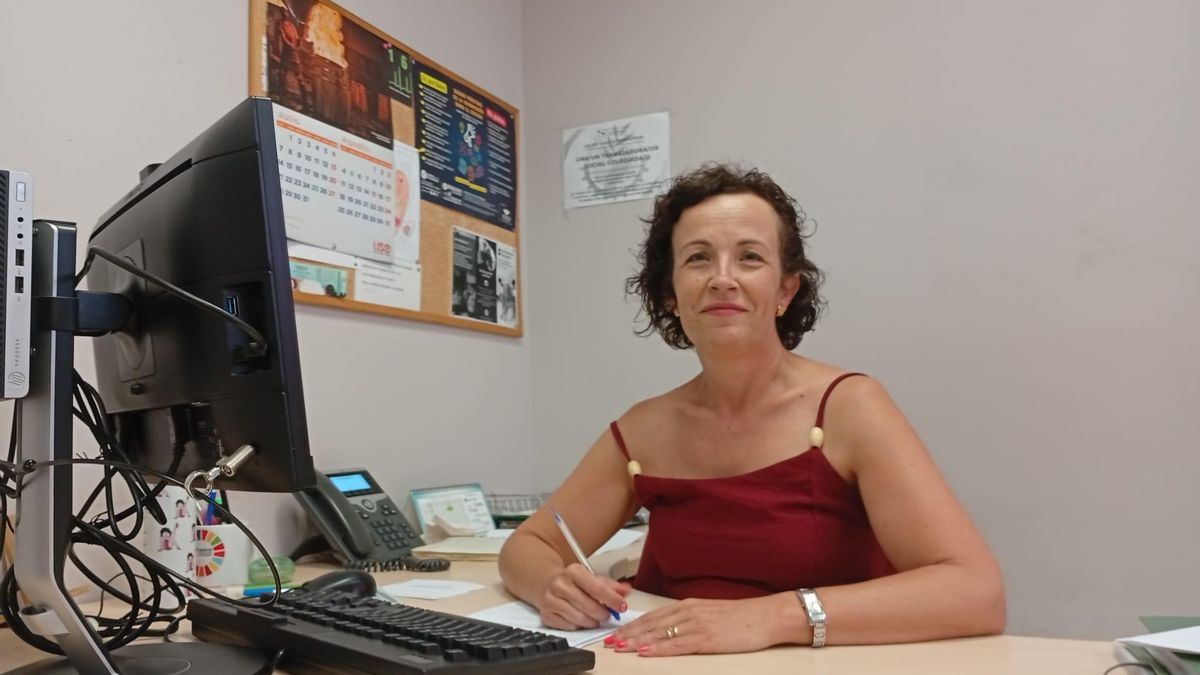 María Eugenia, en su puesto de trabajo.