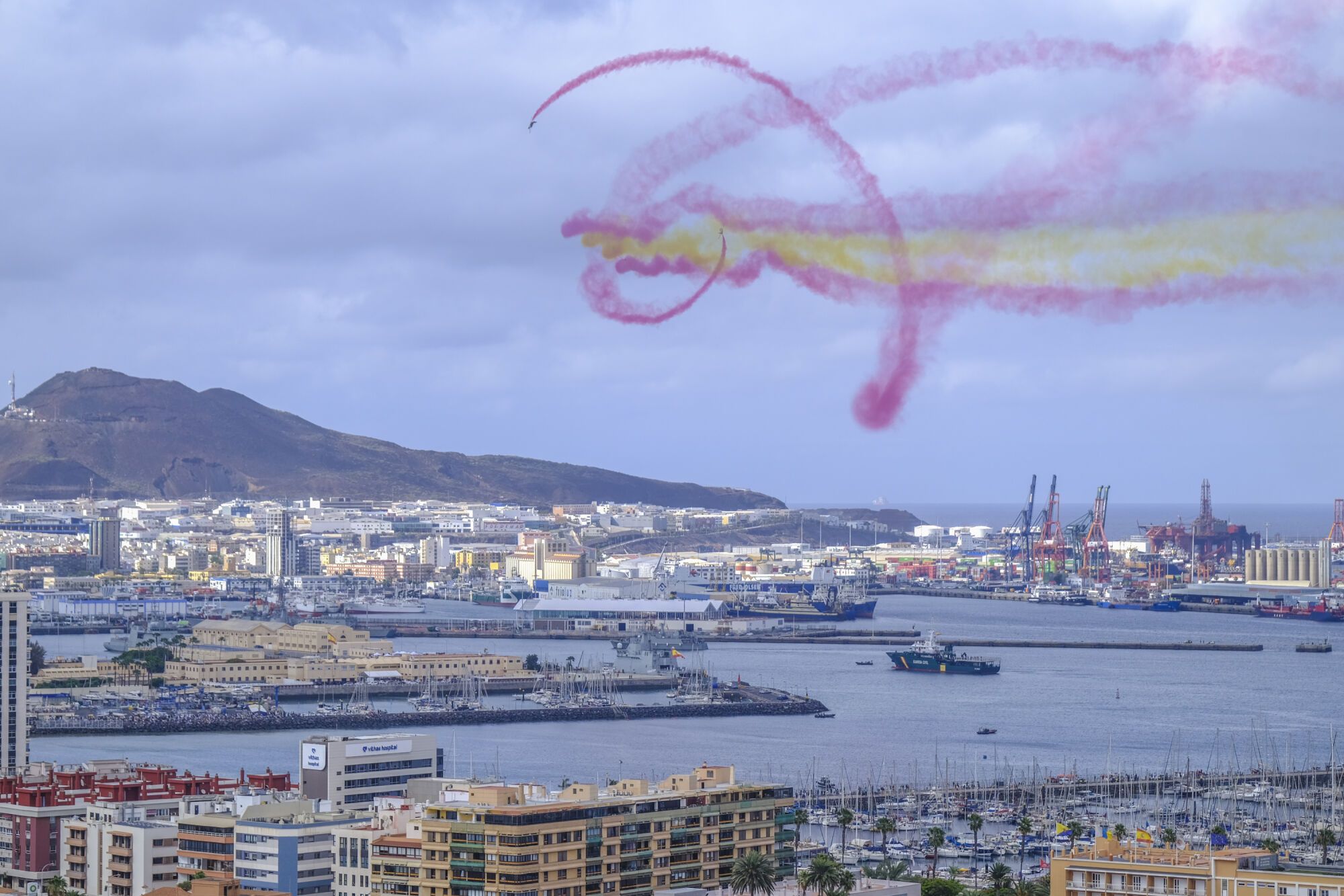 Los actos por el Día de las Fuerzas Armadas en Las Palmas de Gran Canaria, en imágenes