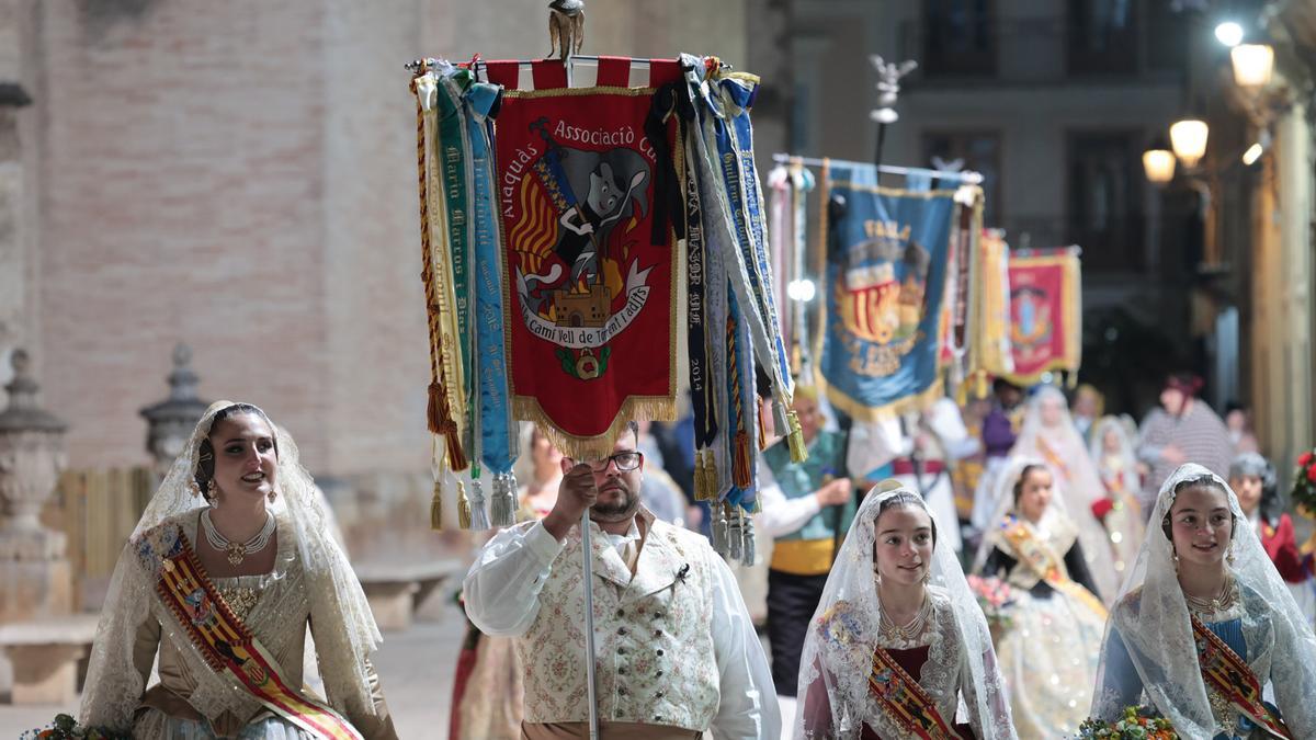Las comisiones afectadas por la dana, ante la Virgen con crespones