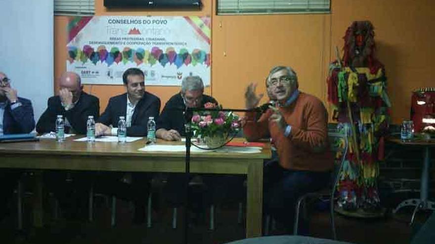 José Fernández, a la derecha, interviene en la reunión celebrada en Varge (Portugal).