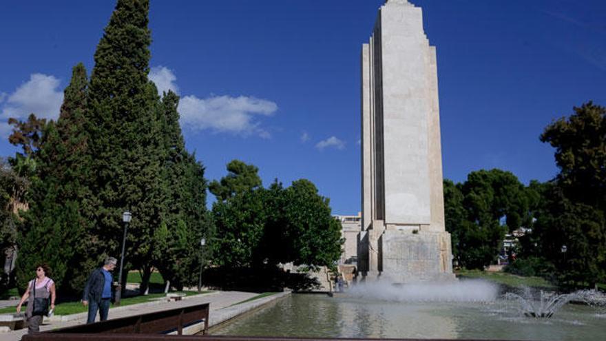 El monumento de sa Feixina fue erigido en honor al crucero de guerra franquista ´Baleares´.