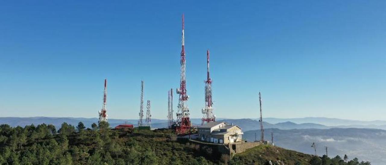 El centro emisor de Monte Faro, entre las parroquias de Meira y Domaio. | FDV