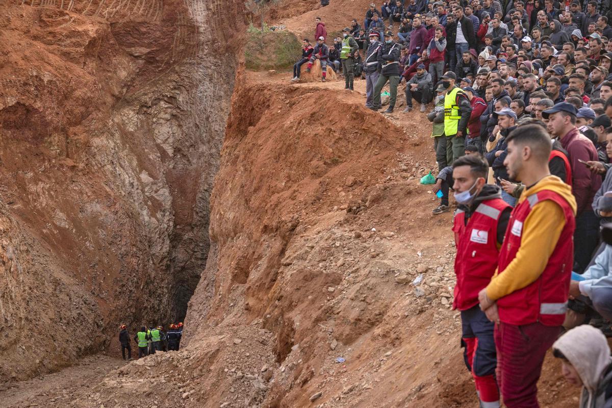 Treinta y dos metros han tenido que excavar las máquinas para llegar al mismo nivel que el fondo del pozo donde está el niño que tiene en vilo al país.