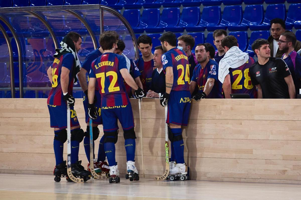 Los jugadores charlando con su entrenador Ricard Ares