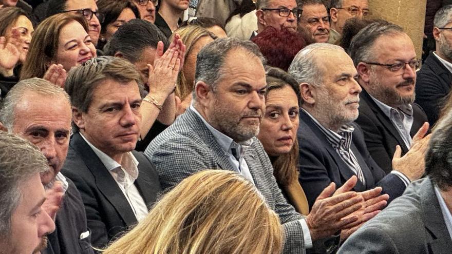 De izquierda a derecha: Pablo Junceda, director general de Sabadell-Herrero; José Luiz Álvarez Almeida, presidente de Otea; Carlos Paniceres, presidente de la Cámara de Comercio de Oviedo; María Calvo, presidenta de FADE; José Manuel Ferreira, vicepresidente primero de la Cámara de Oviedo; y Joel García, presidente de CAC-Asprocon, el pasado 12 de enero en un acto del PP en el hotel de La Reconquista, en Oviedo.