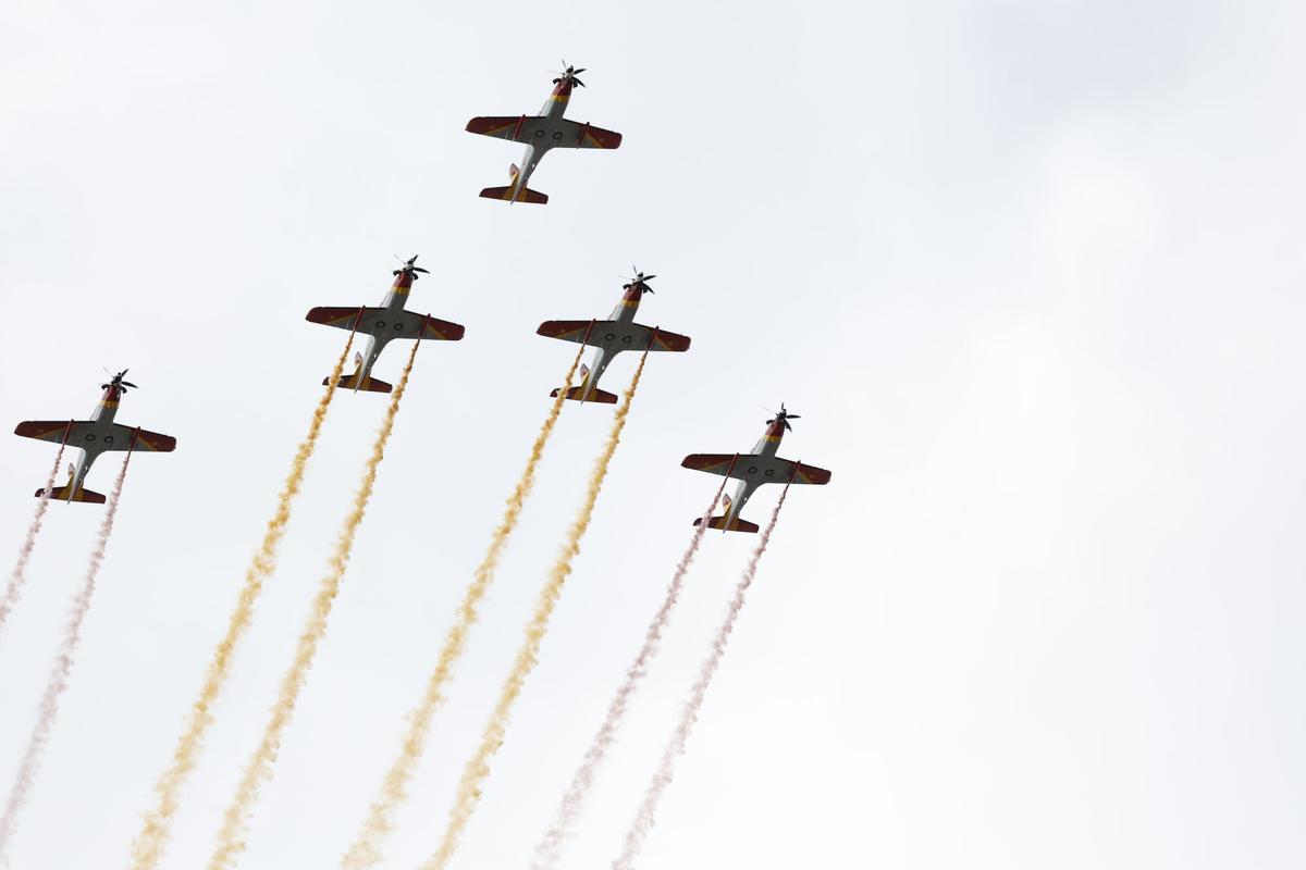 MADRID, 12/10/2025.- Vista de la formación Mirlo, compuesta por cinco Pilatus PC-21 de la Academia General del Aire y del Espacio durante el desfile de las Fuerzas Armadas con motivo de la Fiesta Nacional este domingo en Madrid. EFE/ Chema Moya