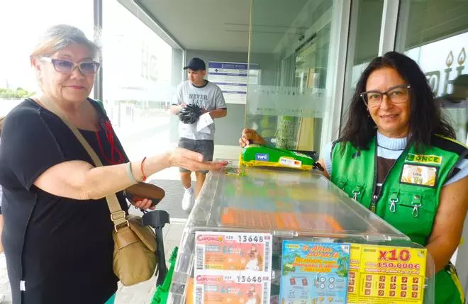 Lilliam, la vendedora de la ONCE que reparte conversación y esperanza en el hospital de Gandia: "Aquí hablamos más de salud que de dinero"