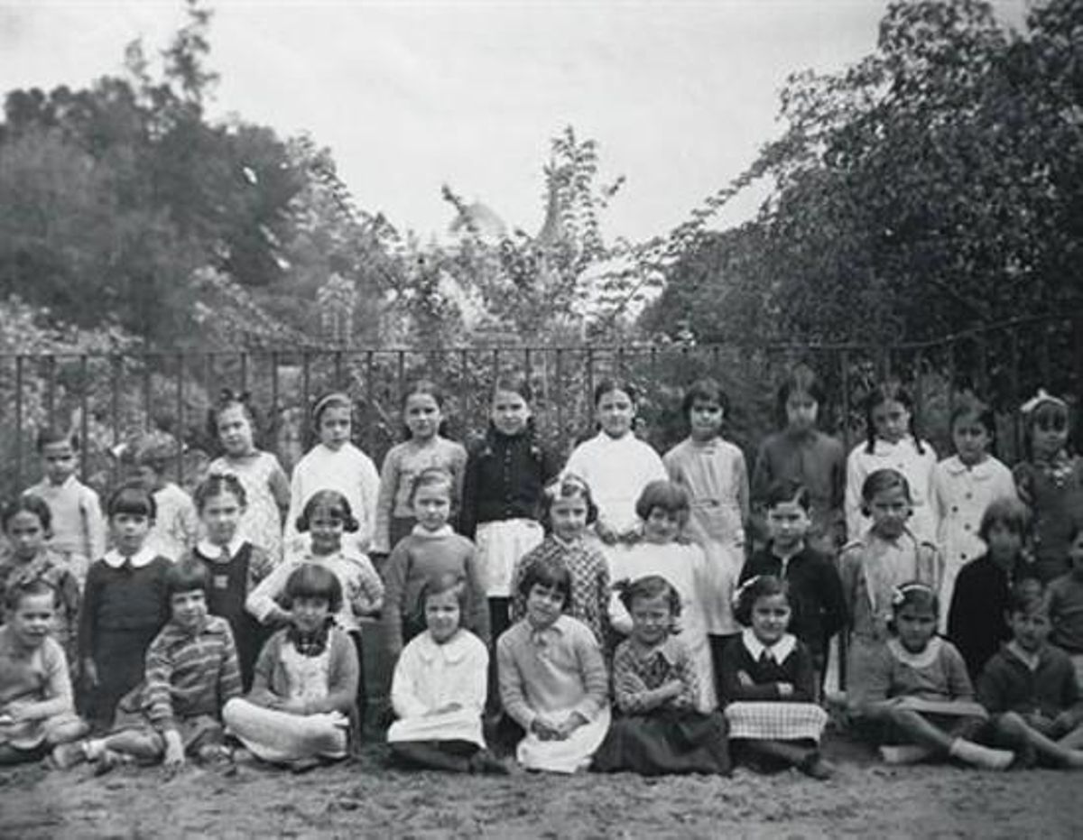 Montserrat Sagué (cinquena per l’esquerra de la segona fila), amb la seva classe. Al fons, les torres de la seu quàquera.