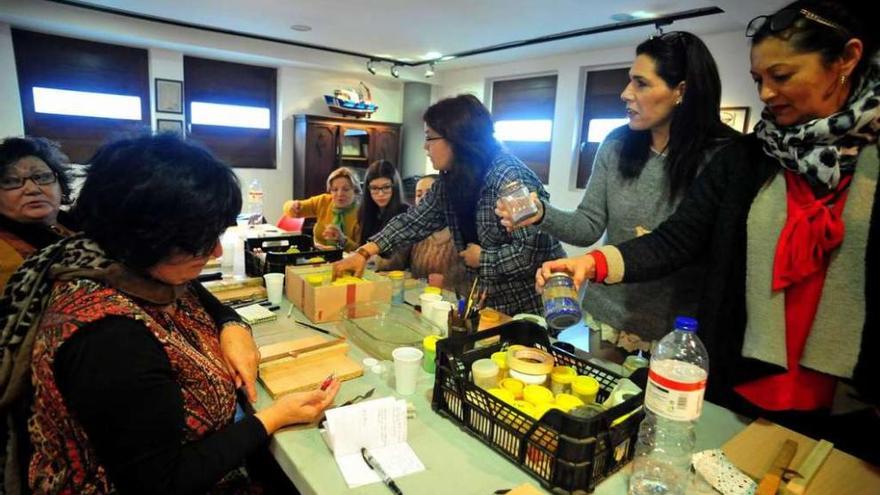 Participantes en el taller de orfebrería relacionado con la camelia. // Iñaki Abella