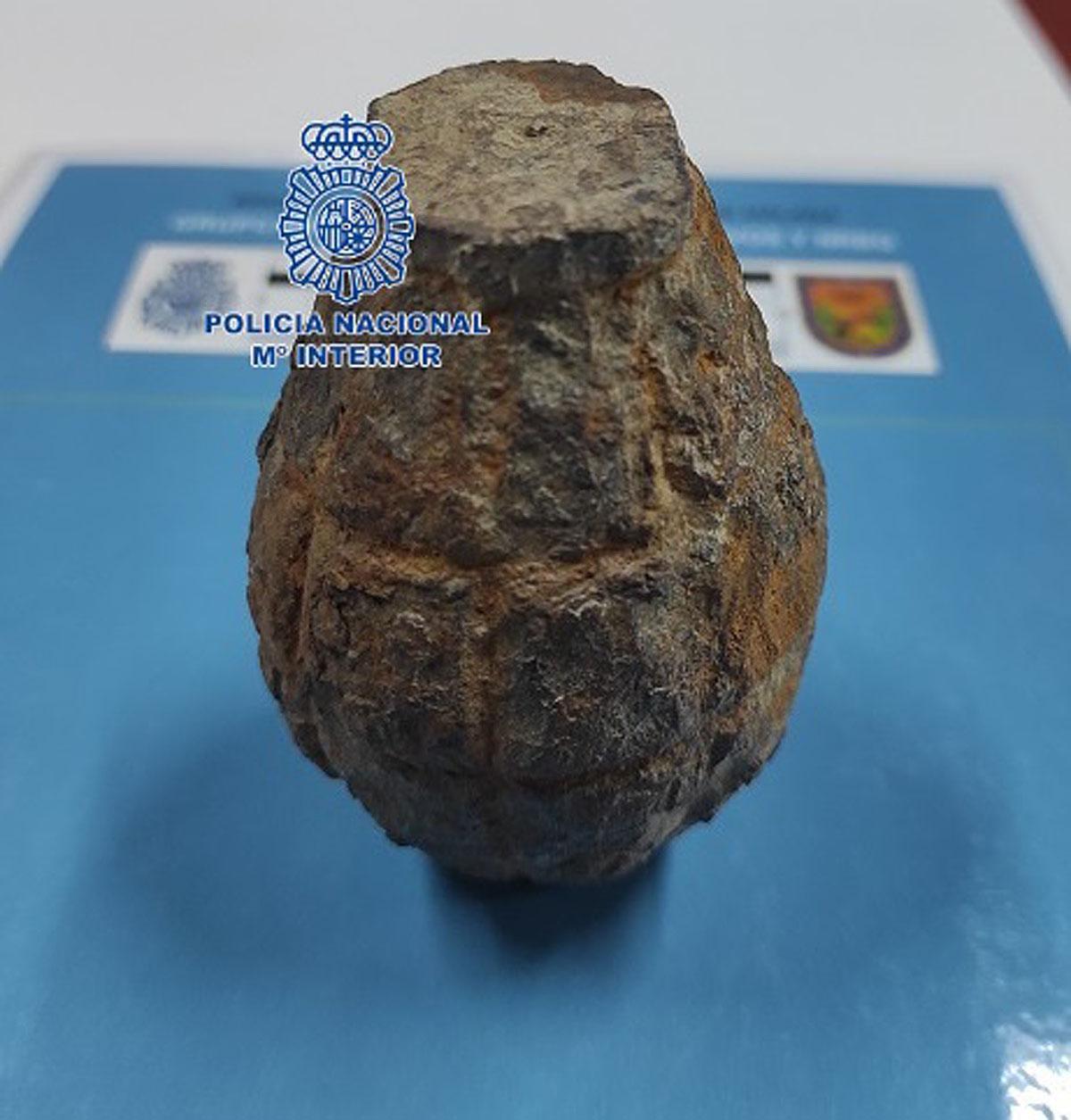 La granada de mano encontrada en Almayate.
