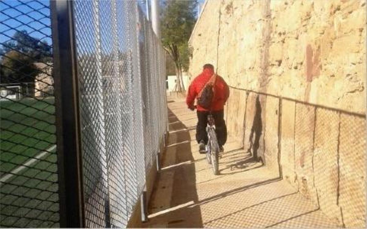 El carril reservado a bicicletas se hace muy estrecho al pasar junto a los campos de fútbol.
