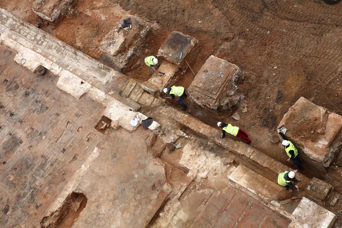 La excavación en el Mercat de lAbaceria deja al descubierto los primeros restos de la fábrica Puigmartí. Está previsto que la excavación arqueológica finalice a principios de abril