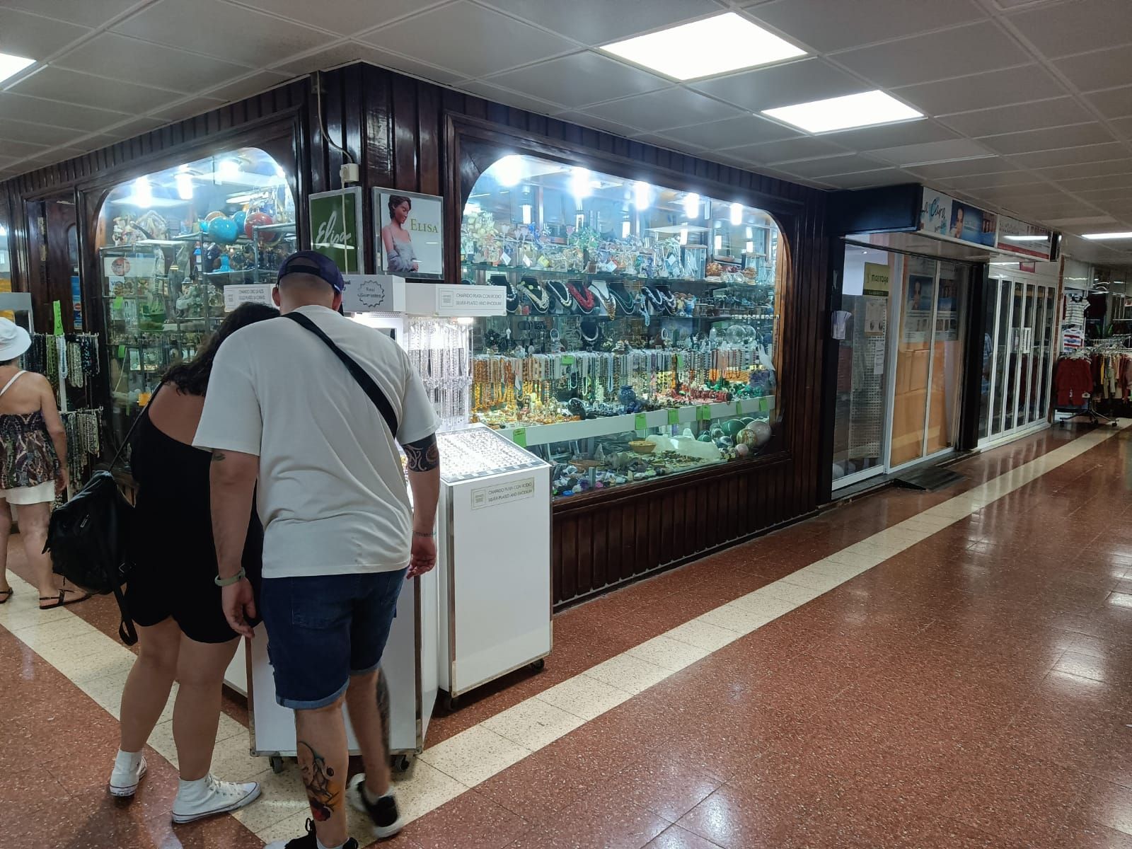 Dos turistas observan un escaparate en el Centro Comercial Cita de Playa del Inglés.
