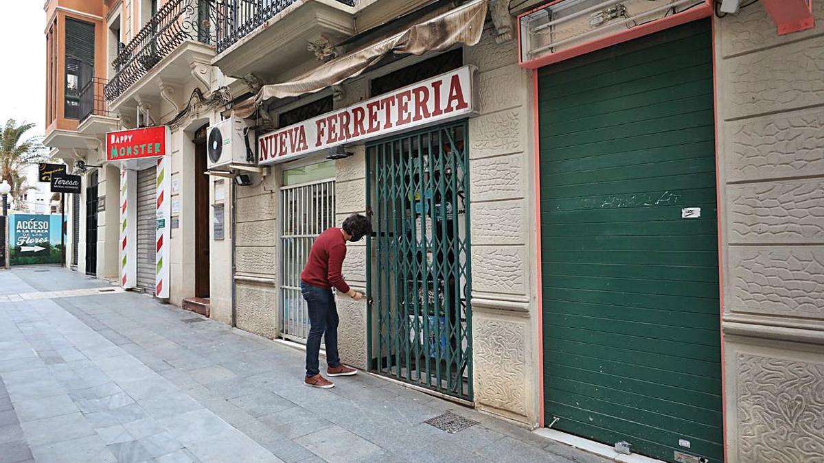 Cierre de un establecimiento de Elche con la calle vacía de público