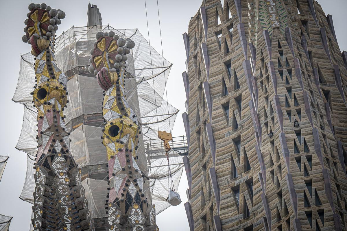 Dos colosales figuras de mármol griego de Thasos, el más blanco del mundo, aguardan a los pies del templo de la Sagrada Família para ser alzadas en octubre a la cima de las torres dedicadas a los evangelistas Juan y Mateo, la primera, como marca la tradición cristiana, un águila, y la segunda, con un esculpido que a veces confunde incluso a los más creyentes, con el aspecto de un hombre alado, sin que eso sea exactamente un ángel.