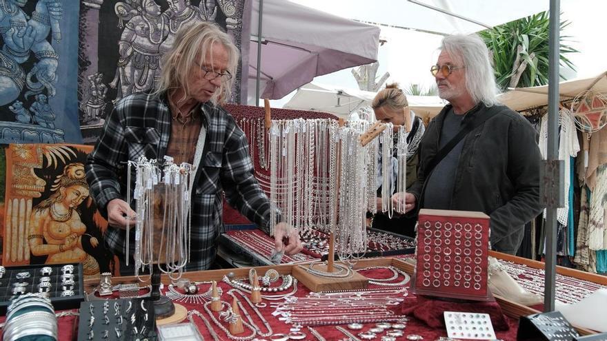 Josefina, vendedora de Ibiza en el mercadillo hippy de Punta Arabí: "Antes poníamos las cosas sobre el suelo, las tapábamos con un pareo y nos íbamos a la playa"