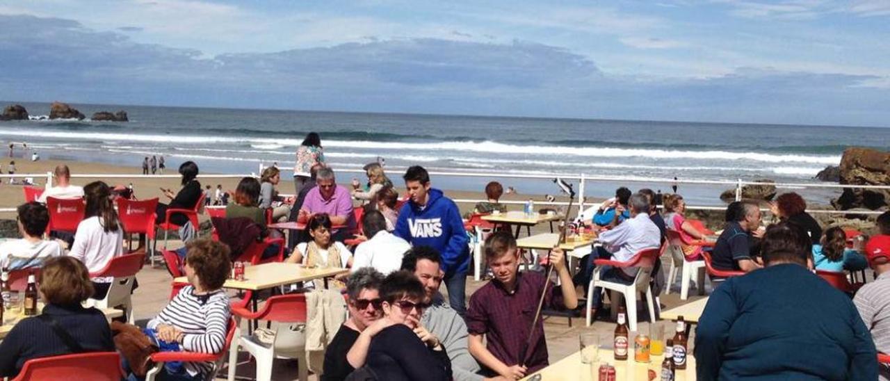 Turistas, el pasado sábado, en la playa de Aguilar.