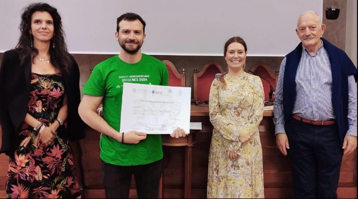 Por la izquierda, Laura Galguera (Asicom), Jesús Vega (con el diploma de "Orígenes), Olaya Romano (directora general de Emigración) y Ramón Rodríguez (director del Ridea)