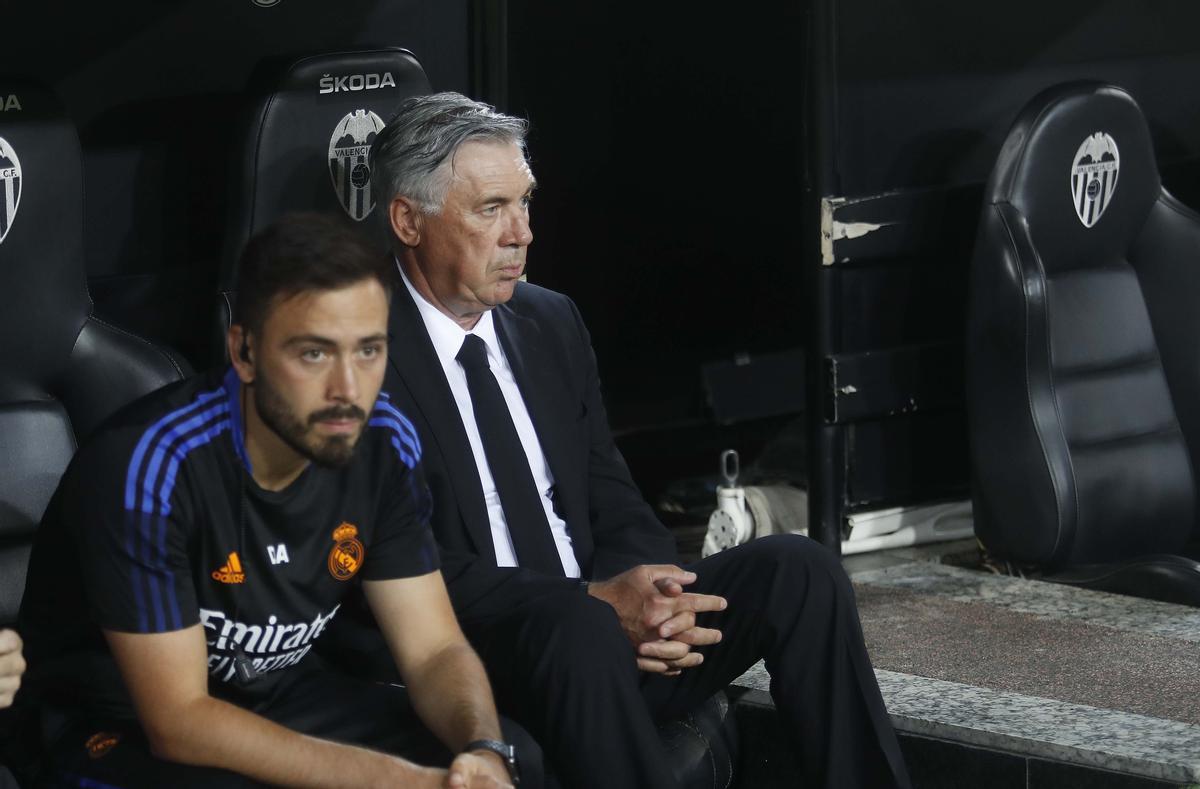 Ancelotti junto a su hijo, Davide, en el banquillo de Mestalla