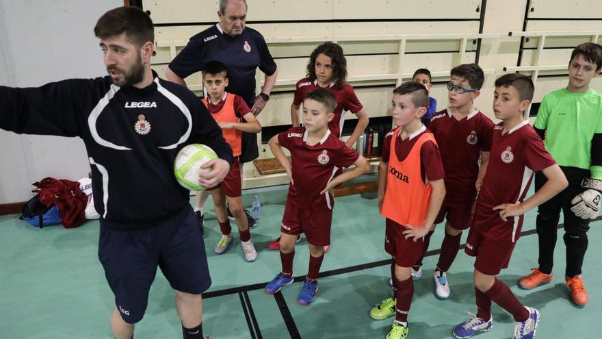 Óscar Rancaño, con el equipo benjamín del Industrial, ayer. | Juan Plaza