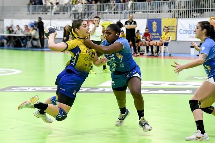 27-12-19 DEPORTES. PABELLON JUAN CARLOS HERNANDEZ. JINAMAR. TELDE. Partido de balonmano entre el Rocasa y el Bera Bera disputado en el Pabellon de deportes Juan Carlos Hernández en Jinamar.  Fotos: Juan Castro.  | 27/12/2019 | Fotógrafo: Juan Carlos Castro