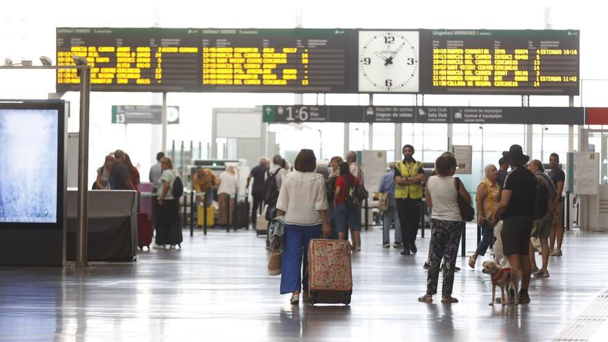 Pasajeros del AVE andando entre vías y sin soluciones por la avería en la línea en la estación de Alicante